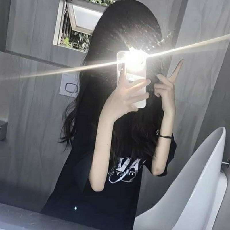 99+ Avatar ảnh gái xinh che mặt ngầu, bí ẩn cực cuốn hút 4 Bộ avatar ảnh gái xinh che mặt bằng điện thoại trước gương