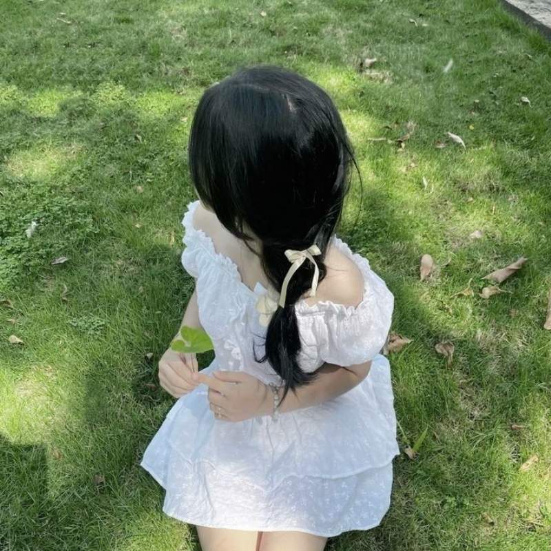 avatar ảnh gái xinh ngồi giấu mặt