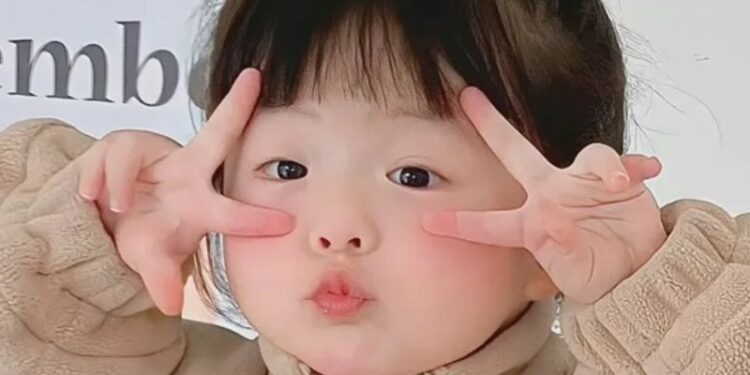 Cười xỉu với 7749+ avatar em bé vô tri siêu cute, siêu “mặn”