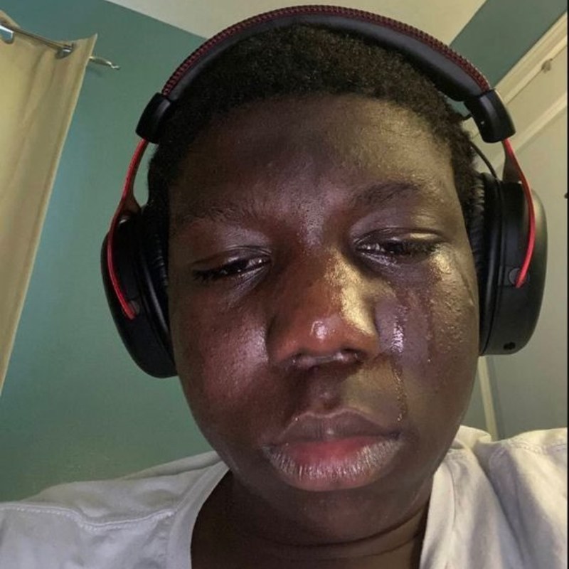 Cùng chia sẻ nỗi buồn với Meme Anh Da Đen khóc