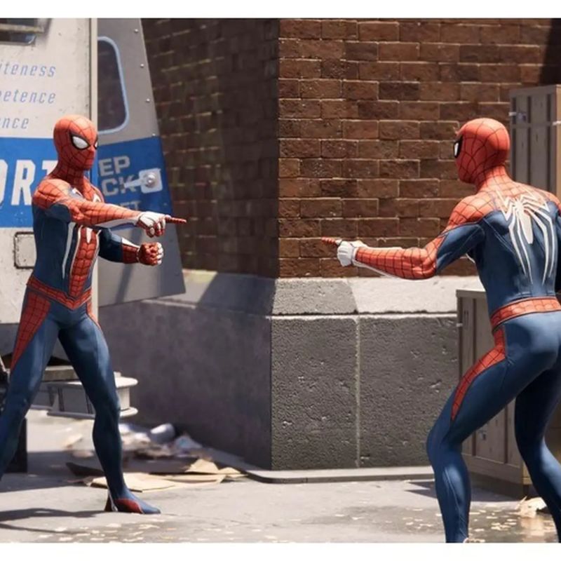 2 spiderman chỉ tay vào nhau