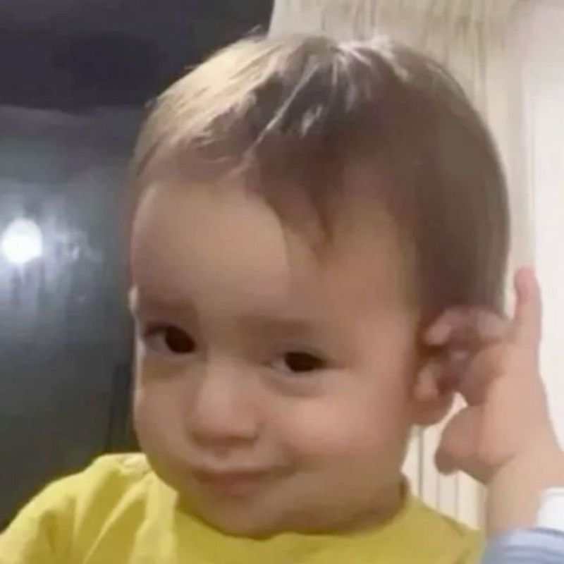 Meme em bé khinh bỉ