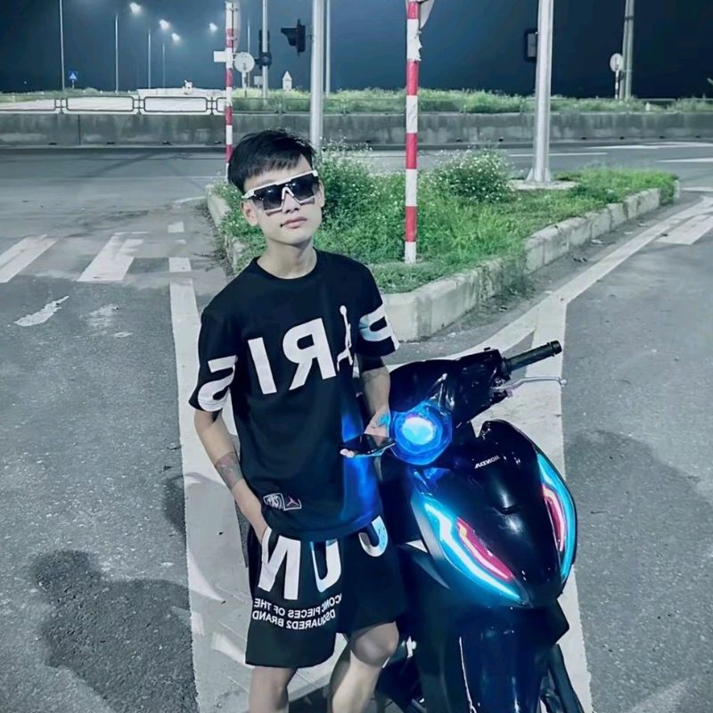 ảnh boy phố che mặt đứng cạnh xe vision