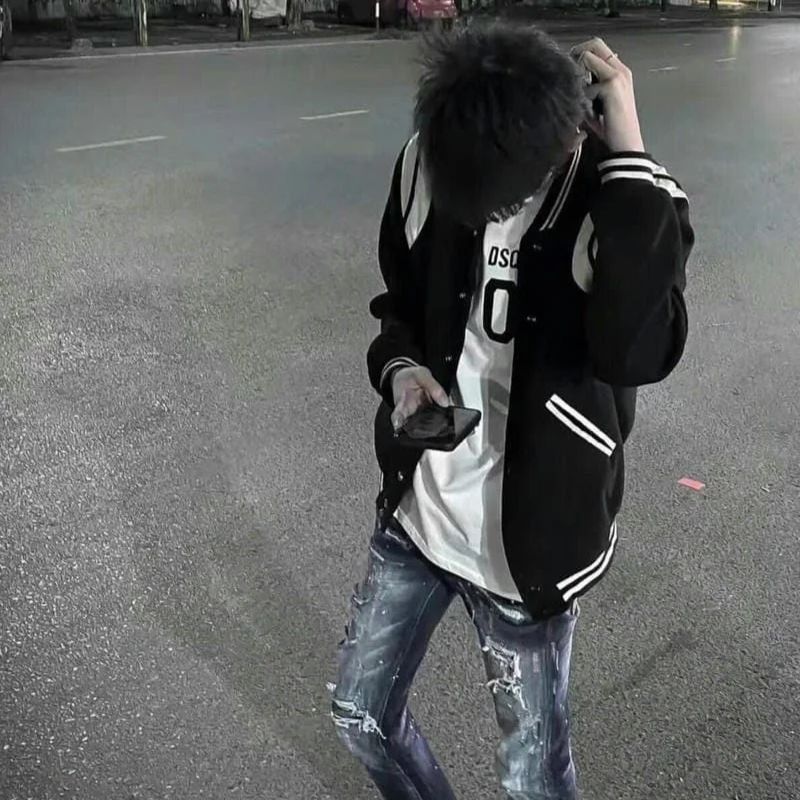 ảnh boy phố cúi đầu bấm điện thoại che mặt