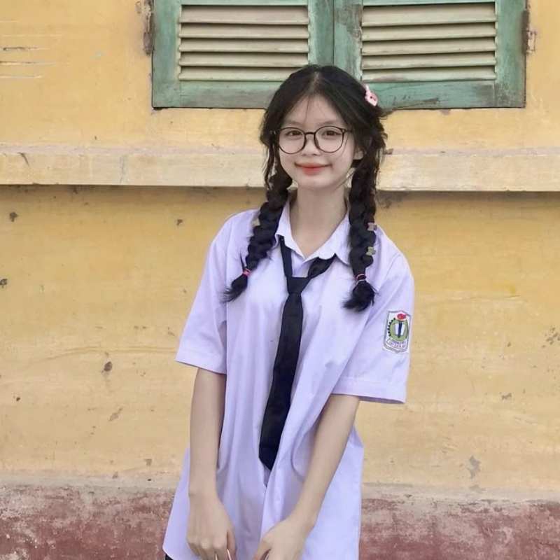 Avatar nữ K5 học sinh sân trường