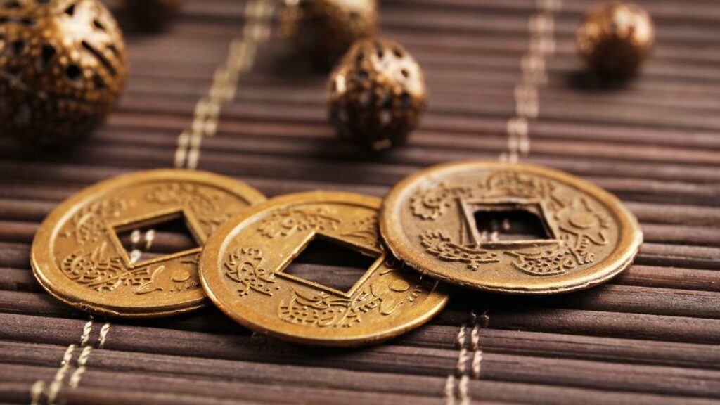 Hình nền 3 đồng xu may mắn cho người mệnh Kim