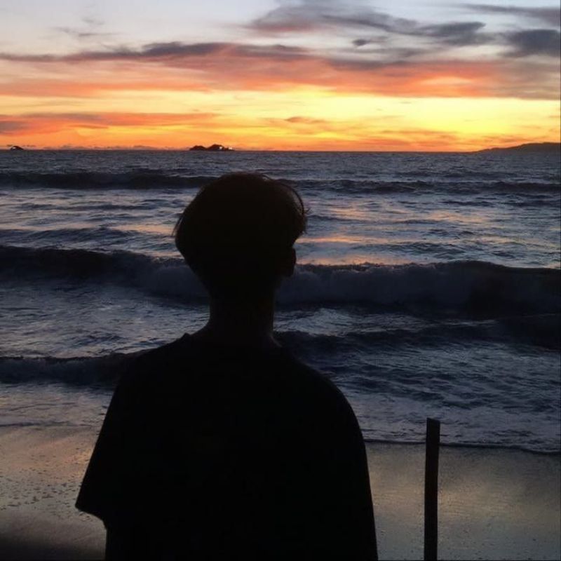 88+ Mẫu ảnh chụp sau lưng nam đẹp, ngầu, chuẩn boy phố 11 ảnh chụp hoàng hôn ngược sáng sau lưng nam