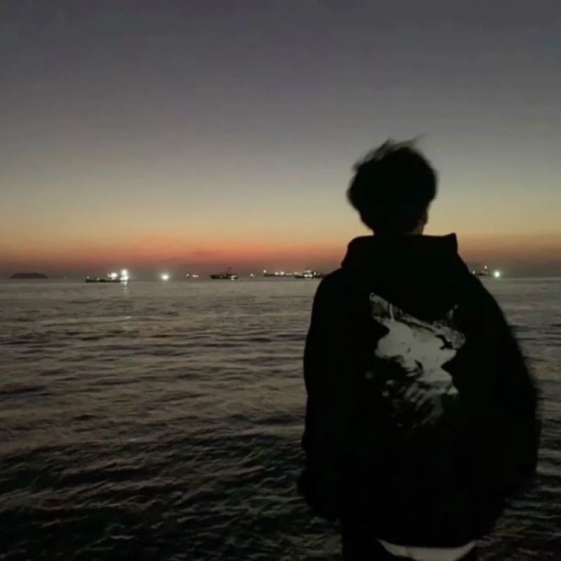 88+ Mẫu ảnh chụp sau lưng nam đẹp, ngầu, chuẩn boy phố 22 ảnh biển buồn chụp sau lưng nam