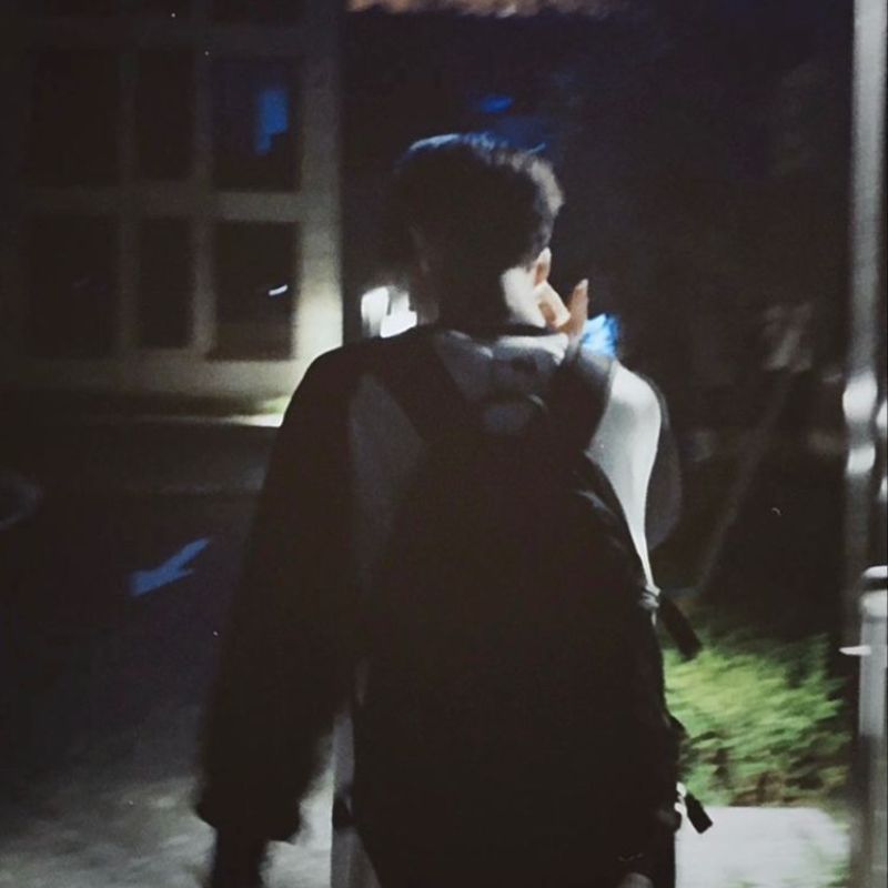 88+ Mẫu ảnh chụp sau lưng nam đẹp, ngầu, chuẩn boy phố 21 ảnh chụp sau lưng nam đang bước đi tâm trạng