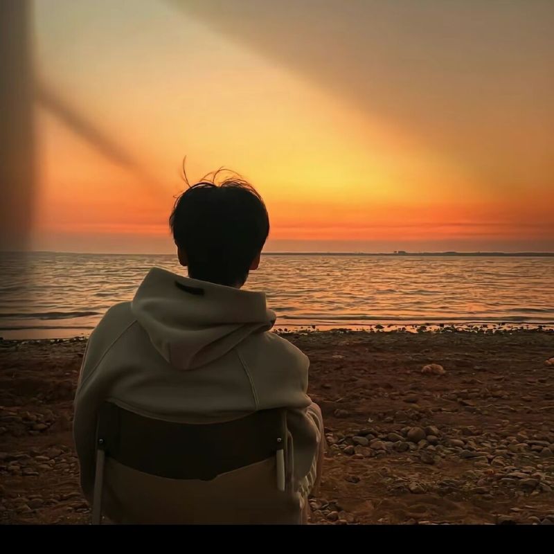 88+ Mẫu ảnh chụp sau lưng nam đẹp, ngầu, chuẩn boy phố 8 ảnh chụp sau lưng nam đi biển