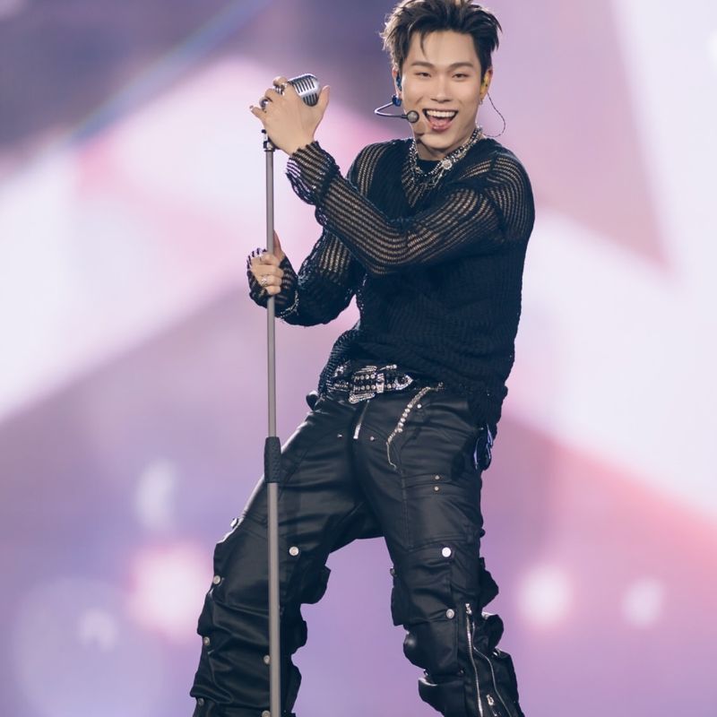 Bộ sưu tập 100+ ảnh Dương Domic đẹp trai, cool ngầu nhất 14 Hình Dương Domic hát live trên sân khấu