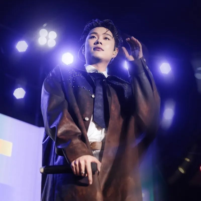 Bộ sưu tập 100+ ảnh Dương Domic đẹp trai, cool ngầu nhất 16 Hình Dương Domic hát trên sân khấu cực nét