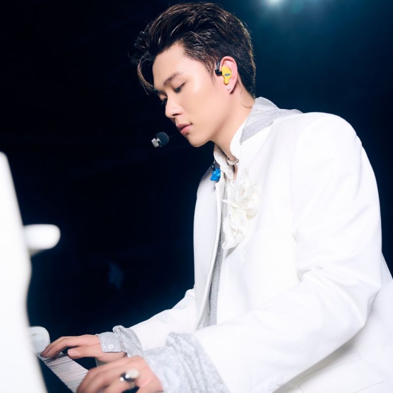 Bộ sưu tập 100+ ảnh Dương Domic đẹp trai, cool ngầu nhất 17 Ảnh Dương Domic đánh đàn trên sân khấu