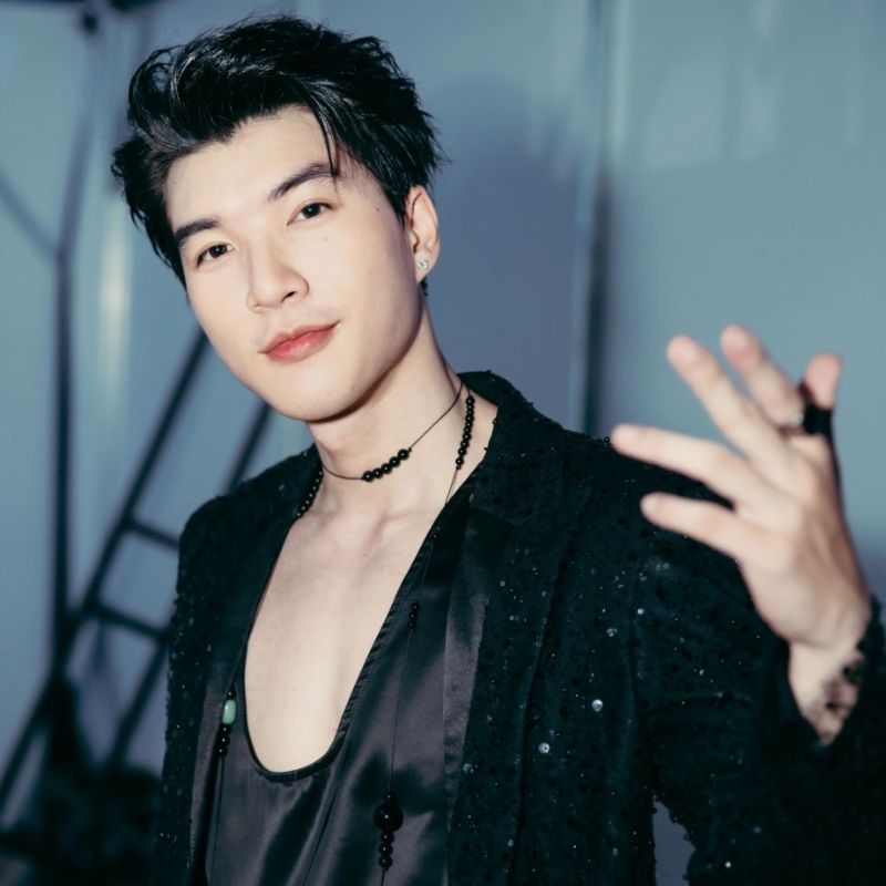 99+ Ảnh Hiếu Thứ Hai điển trai, ngầu cuốn hút 4 hiếu thứ hai quyến rũ trong vest đen