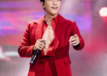 hiếu thứ hai mặc áo đỏ sexy