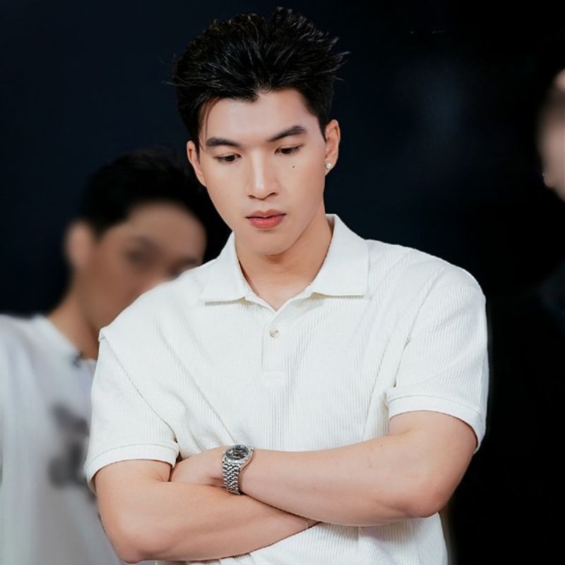 99+ Ảnh Hiếu Thứ Hai điển trai, ngầu cuốn hút 6 ảnh hiếu thứ hai lịch sự trong khi mặc polo trắng