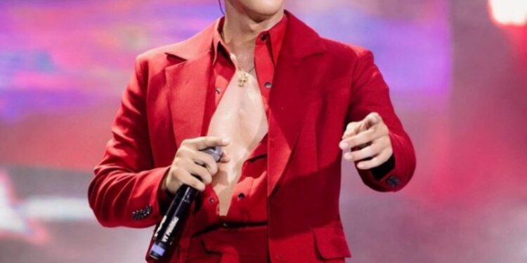 99+ Ảnh Hiếu Thứ Hai điển trai, ngầu cuốn hút 1 hiếu thứ hai mặc áo đỏ sexy