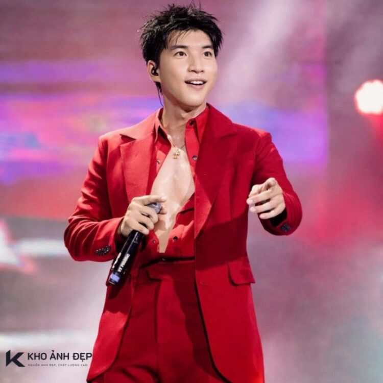 hiếu thứ hai mặc áo đỏ sexy