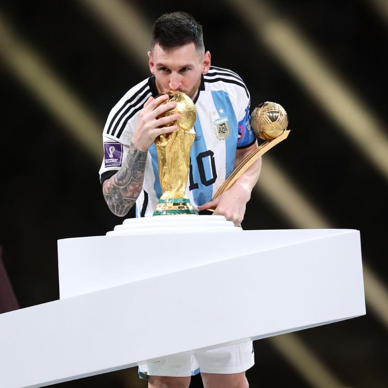 BST 99+ ảnh Messi chất lượng cao, full HD cho fan hâm mộ 11 Hình Messi hôn cúp vàng