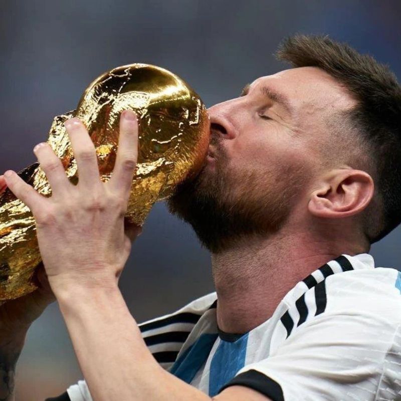 BST 99+ ảnh Messi chất lượng cao, full HD cho fan hâm mộ 13 Khoảnh khắc Messi nâng cúp World Cup 2022