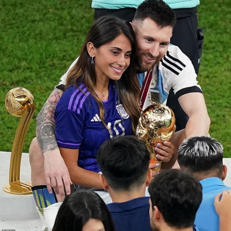 BST 99+ ảnh Messi chất lượng cao, full HD cho fan hâm mộ 12 Hình Messi và vợ con nhận cup World Cup
