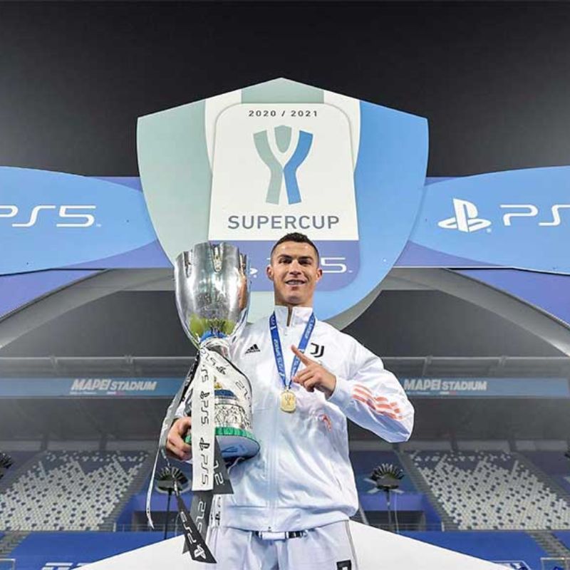 Bộ sưu tập ảnh Ronaldo ngầu, 4k cực nét và hài hước nhất 12 Hình Ronaldo 4k cầm cúp cực ngầu