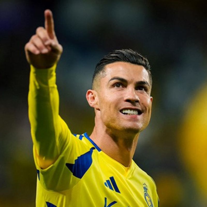Bộ sưu tập ảnh Ronaldo ngầu, 4k cực nét và hài hước nhất 13 Ảnh Ronaldo 4k cực nét chỉ tay trên sân cỏ