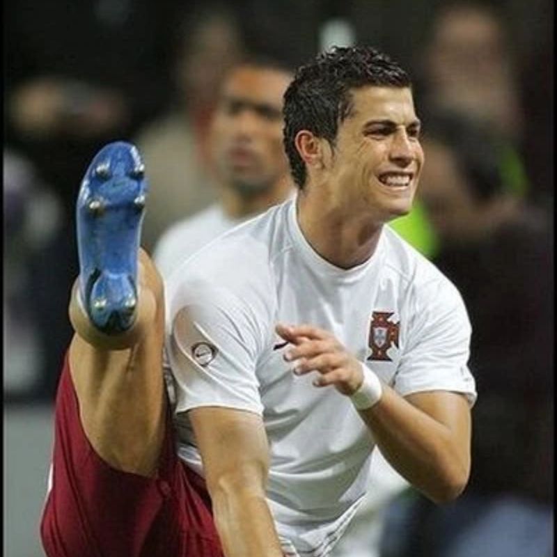 Bộ sưu tập ảnh Ronaldo ngầu, 4k cực nét và hài hước nhất 14 Hình Ronaldo đá chân hài hước