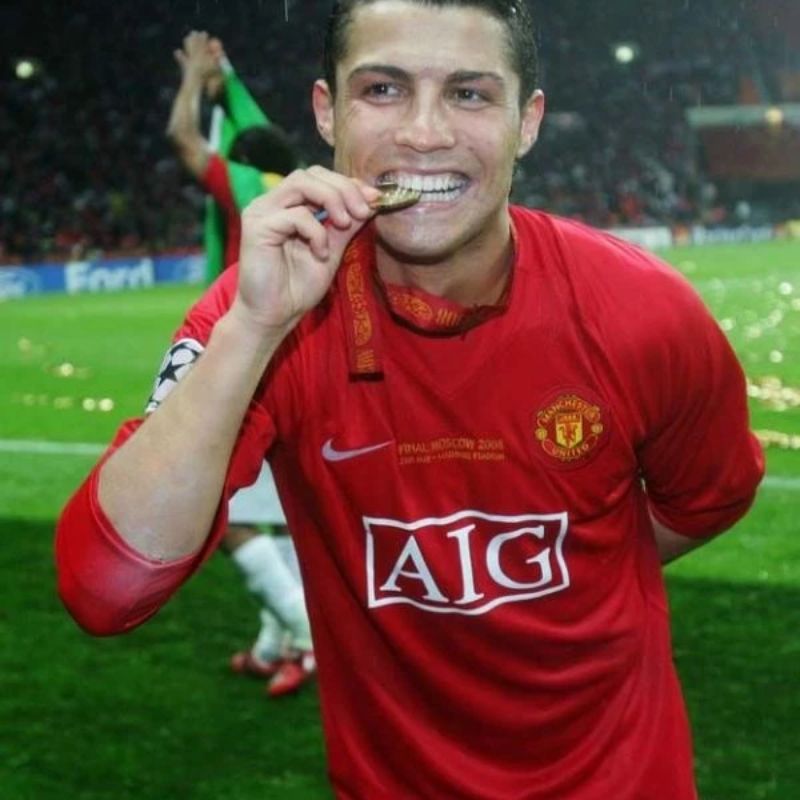 Bộ sưu tập ảnh Ronaldo ngầu, 4k cực nét và hài hước nhất 18 Hình Ronaldo cắn huy chương hài hước