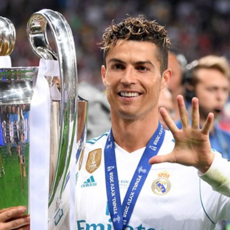 Bộ sưu tập ảnh Ronaldo ngầu, 4k cực nét và hài hước nhất 20 Hình Ronaldo cầm cúp vô địch thật tự hào