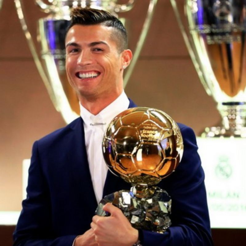 Bộ sưu tập ảnh Ronaldo ngầu, 4k cực nét và hài hước nhất 21 Hình Ronaldo nhận quả bóng vàng đầy tự hào