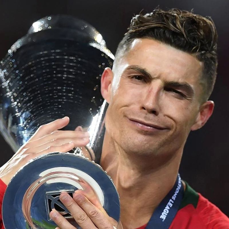 Bộ sưu tập ảnh Ronaldo ngầu, 4k cực nét và hài hước nhất 22 Hình Ronaldo vác cúp đầy tự hào