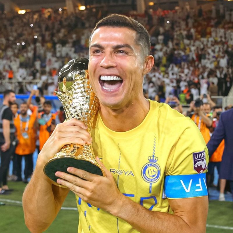 Bộ sưu tập ảnh Ronaldo ngầu, 4k cực nét và hài hước nhất 23 Hình Ronaldo vác cúp đầy hào hứng