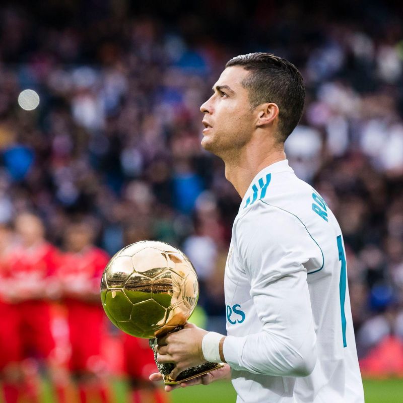 Bộ sưu tập ảnh Ronaldo ngầu, 4k cực nét và hài hước nhất 24 Hình Ronaldo cầm quả bóng vàng giữa sân cỏ