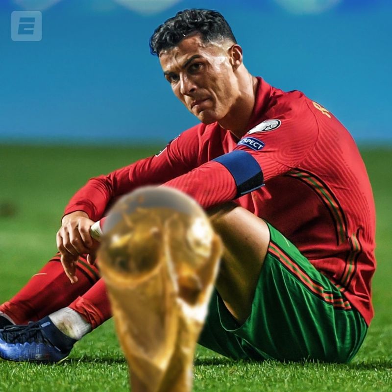 Bộ sưu tập ảnh Ronaldo ngầu, 4k cực nét và hài hước nhất 25 Hình Ronaldo hướng về chiếc cúp đầy tự hào