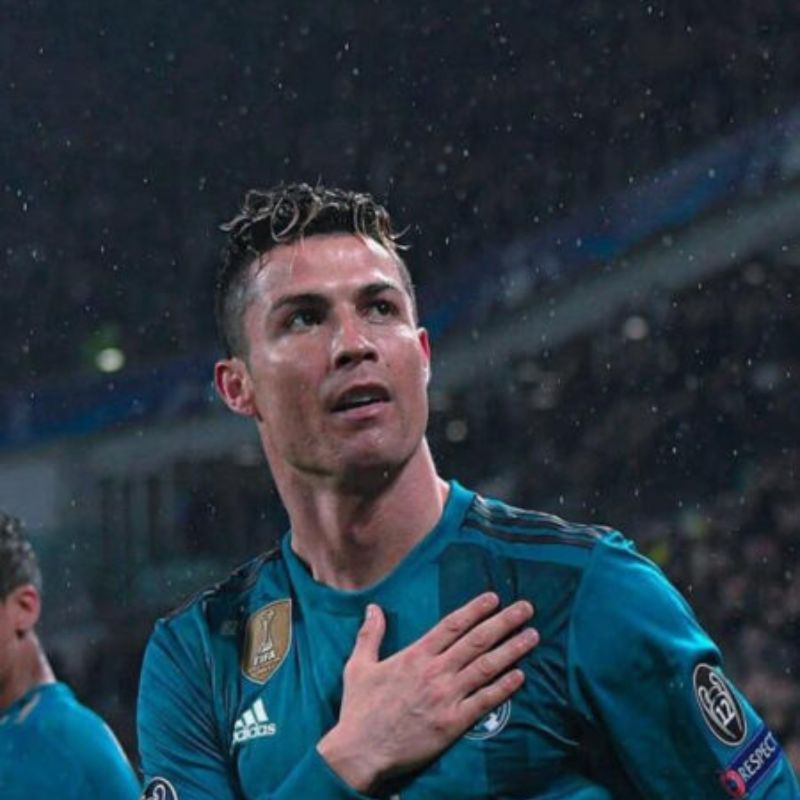 Bộ sưu tập ảnh Ronaldo ngầu, 4k cực nét và hài hước nhất 5 Hình Ronaldo hướng về phía khán giả