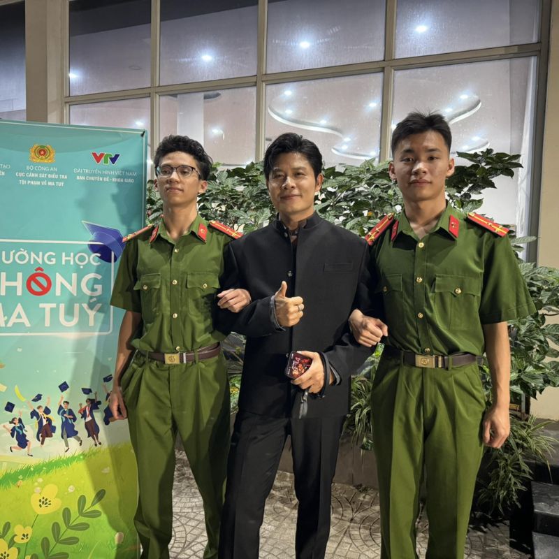 Meme công an cùng nhạc sĩ Nguyễn Văn Chung - Trông có khác gì phạm nhân không?