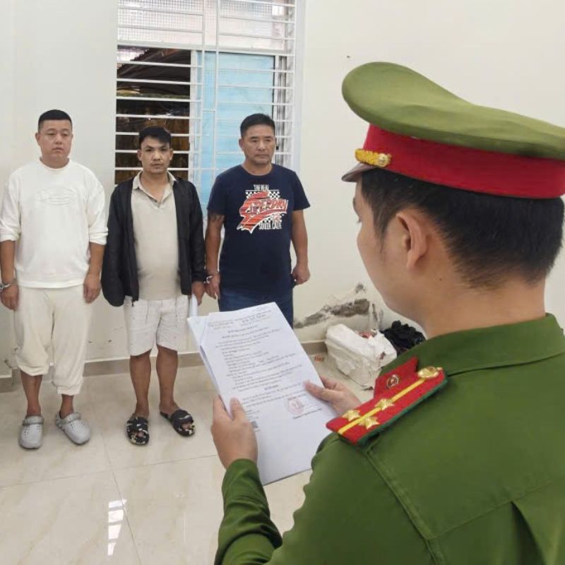 "Tất cả đứng im nghe đọc tội"