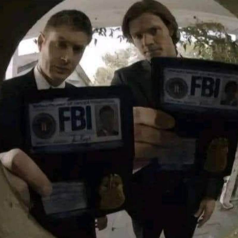 Tổng hợp FBI meme hài hước, khó đỡ, troll khiến bạn cười xỉu 12 Meme FBI đứng trước cửa nhà