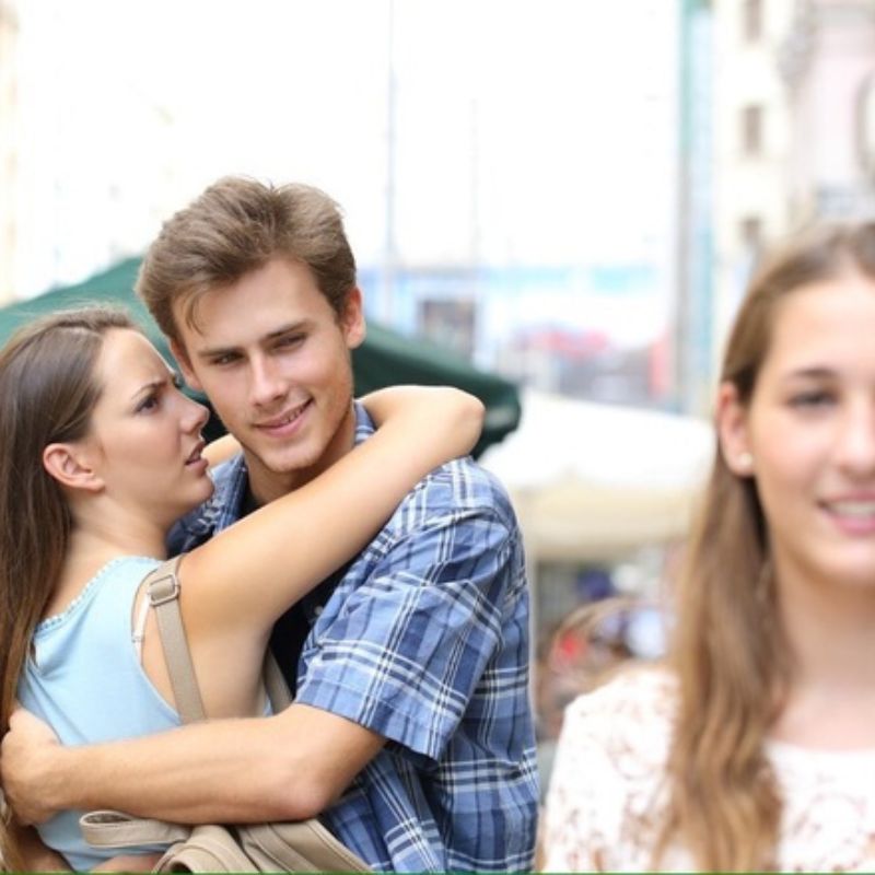 Distracted boyfriend là gì?